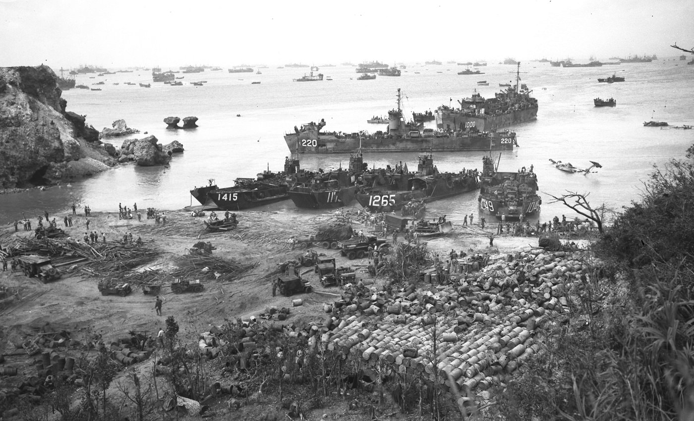 比謝川河口で資材を揚陸する米軍＝1945年4月（公文書館）